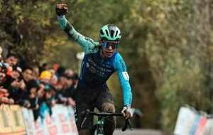 Koppenbergcross 2025 : Aubin Sparfel remporte la course espoirs