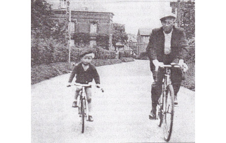 qui est ce gamin de 4ans avec son papa ?