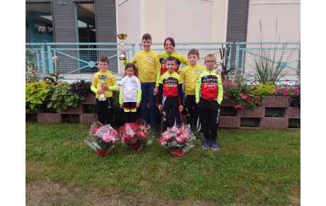 3 maillots jaune et un blanc