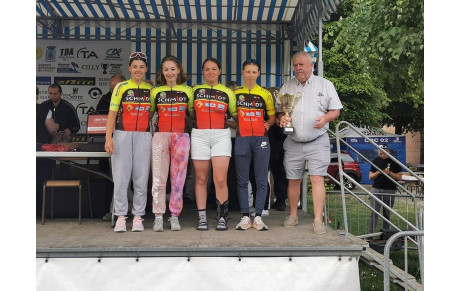 Les minimes-cadettes au pied du podium